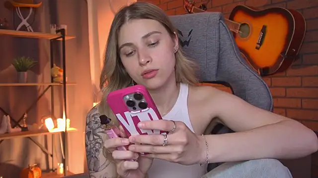 EllieCutes live