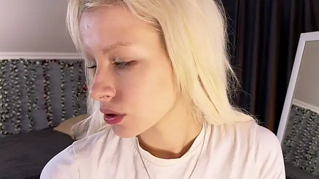 Naomi_Demio live