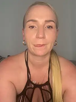 BootyQueenApril live