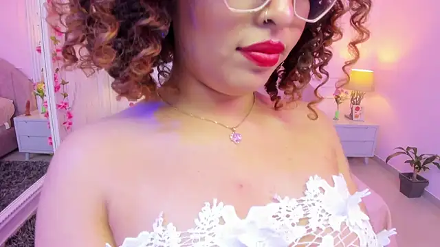 MadelaineJones live