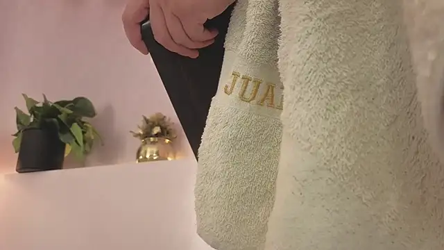 AllisonRoberts_ live