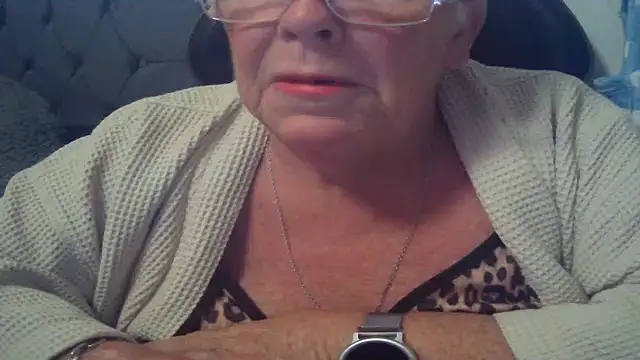 Playful_MILF_Demi live