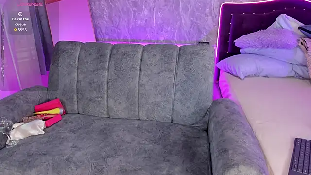 Lauren_smiles live