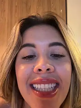 Emilia_Bakerr live