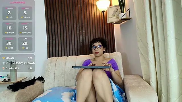 Laena_Castillo live