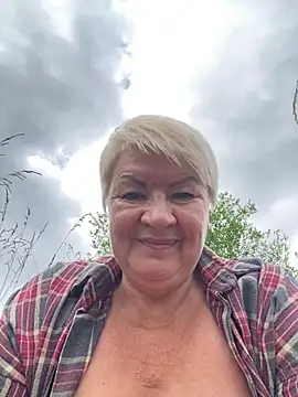 Laura_Millf live