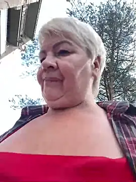 Laura_Millf live