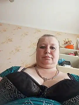 KiraStanton live