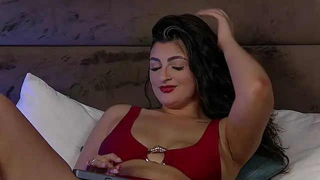 Natasha_Olive live