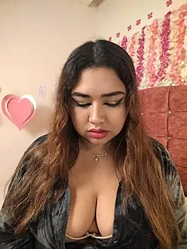 CurvyLolaX live