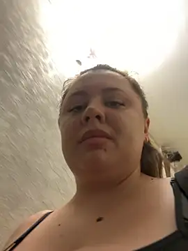 Sara_Hug live