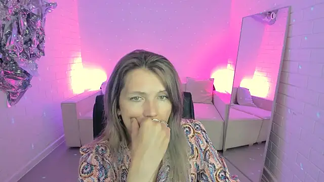 NicoleHitman live