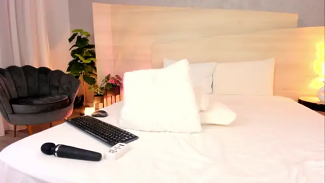 EllaWhiteX live