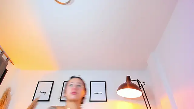Bonny_and_carrot live