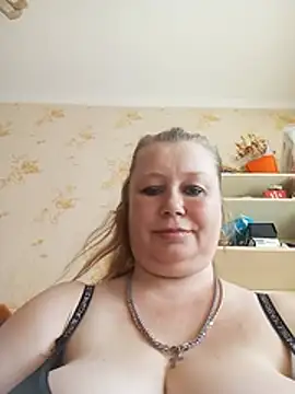 KiraStanton live