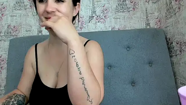 ElsaBelle live