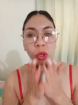 Mia_essence live