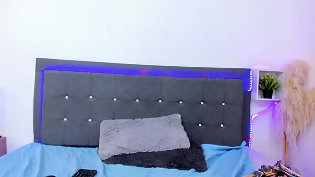 Lil_Aurora_ live