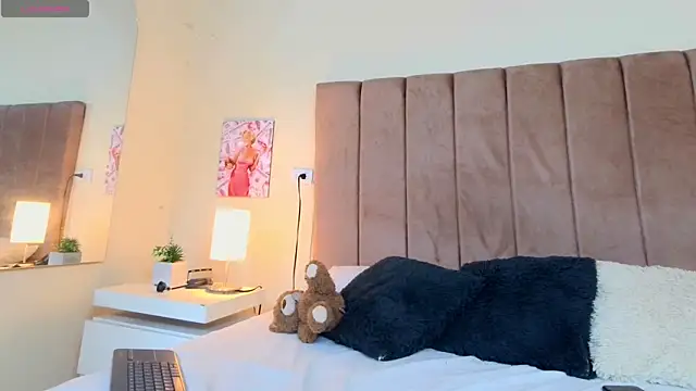 LANA_LARSEN live