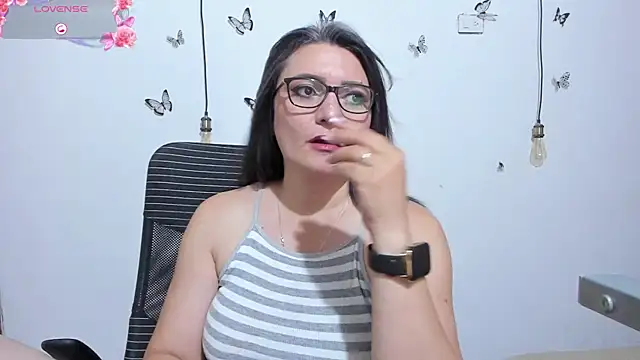 Amie_Adams82_ live