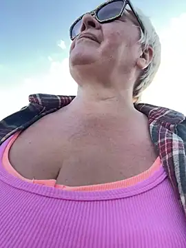 Laura_Millf live