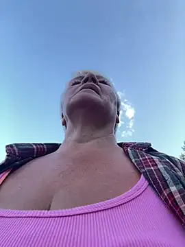 Laura_Millf live