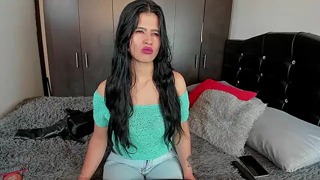 LatinaQueen23 live