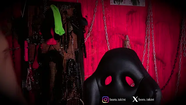 Laura_takint live