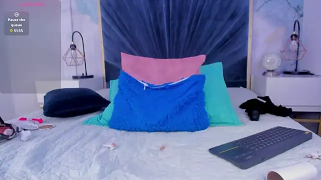 Derieri_Blush live