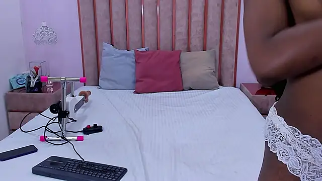 NaomiBennetti live