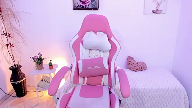 EmmaMyers1 live