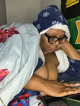 BoobsQueeen live