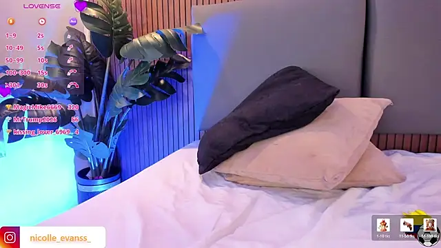 NicolleeEvanss live