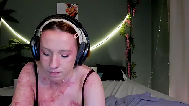 Maya_foxy live
