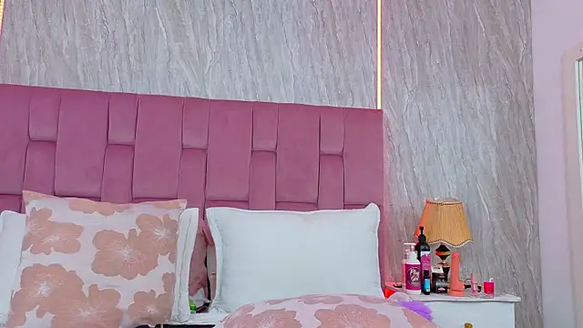 Mia_Foster01 live