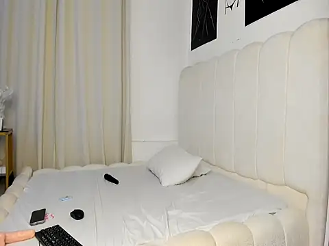 1_peaches live