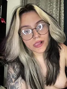 NaylaVelvet live