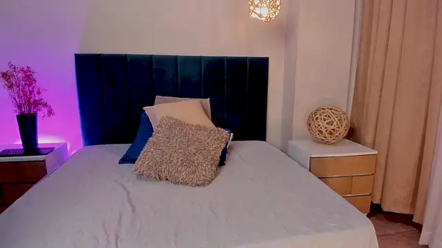 AnnaBroooks live