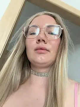 LianaCruz__ live