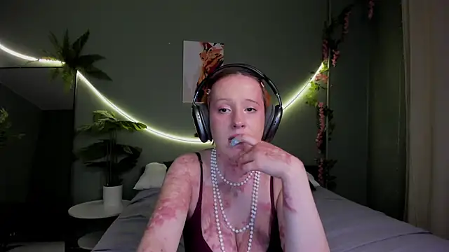 Maya_foxy live