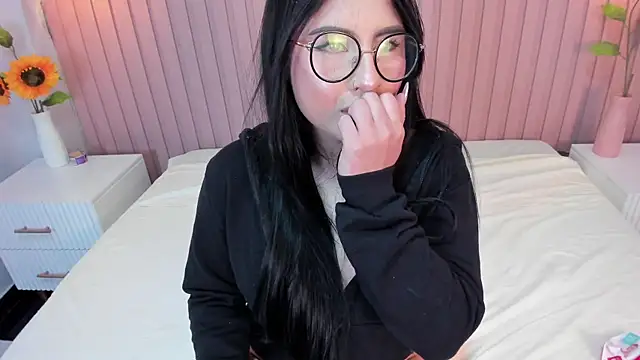 Victoria__Thompson__ live