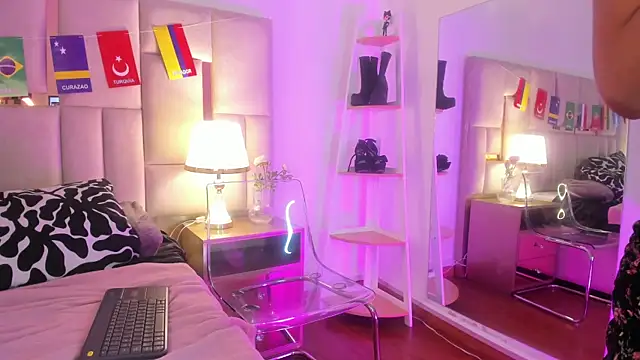Laura_Dicardy live