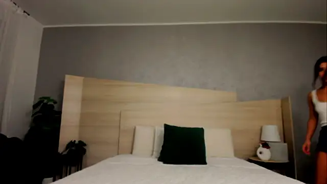 EllaWhiteX live
