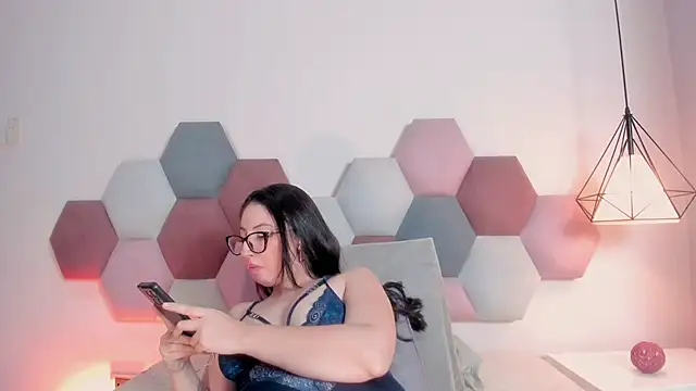 Emilywatsonn live