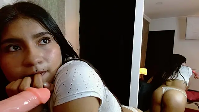 MiaCastellanos_ live