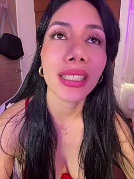 ArianaReynoldss live