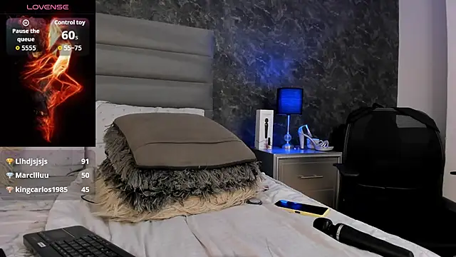 Bella_Evans_ live