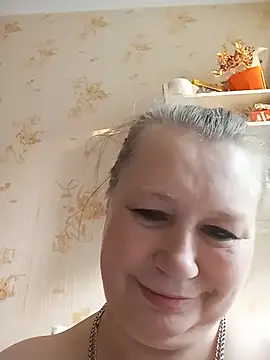 KiraStanton live