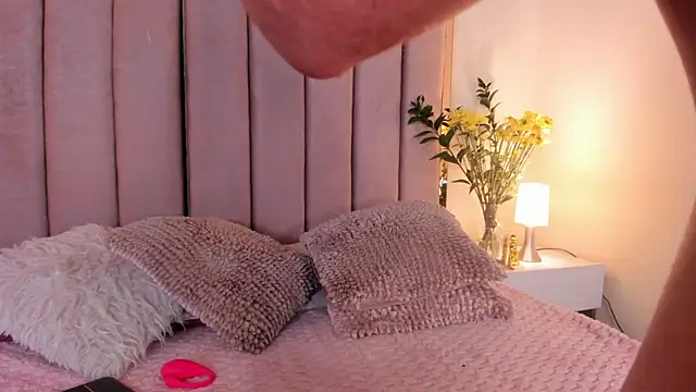 Ellie-Bite live