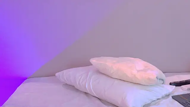 NaomiKlarc live